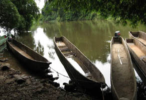 Zentrales Afrika, Zentralafrikanische Republik - Kongo: Naturparadiese im Kongobecken - Boote am Ufer des Kongos